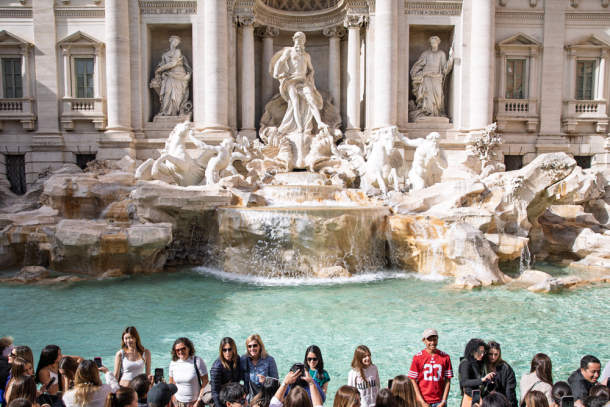 Trevi Fountain crowd & beauty